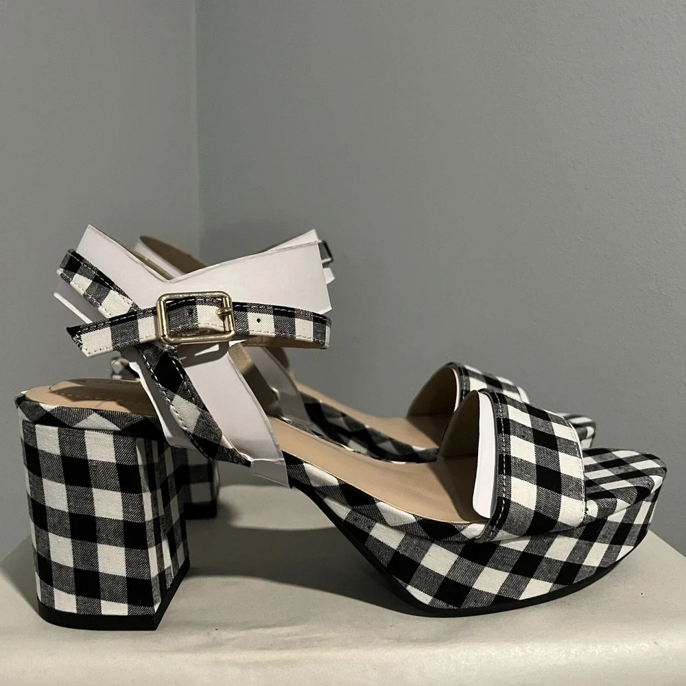 Bandolino Pennie 7 Women's Sandals Black White Plaid Size 7.5 M Brand New
